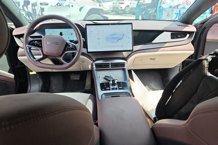 Used BYD Seal 2024 HONOR Edition DM-i 1.5L 121km Prestige Model Center Console