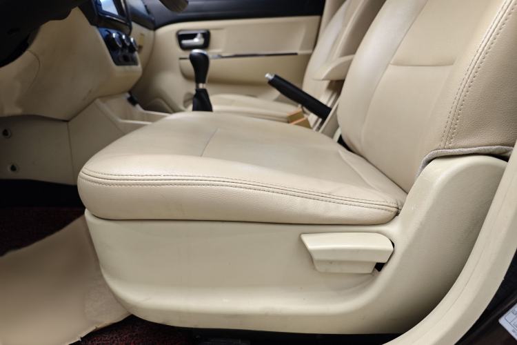 Used Dongfeng Fengon 370 2016 1.5L Manual Standard Edition SFG15-02 7 Seats Interior 5