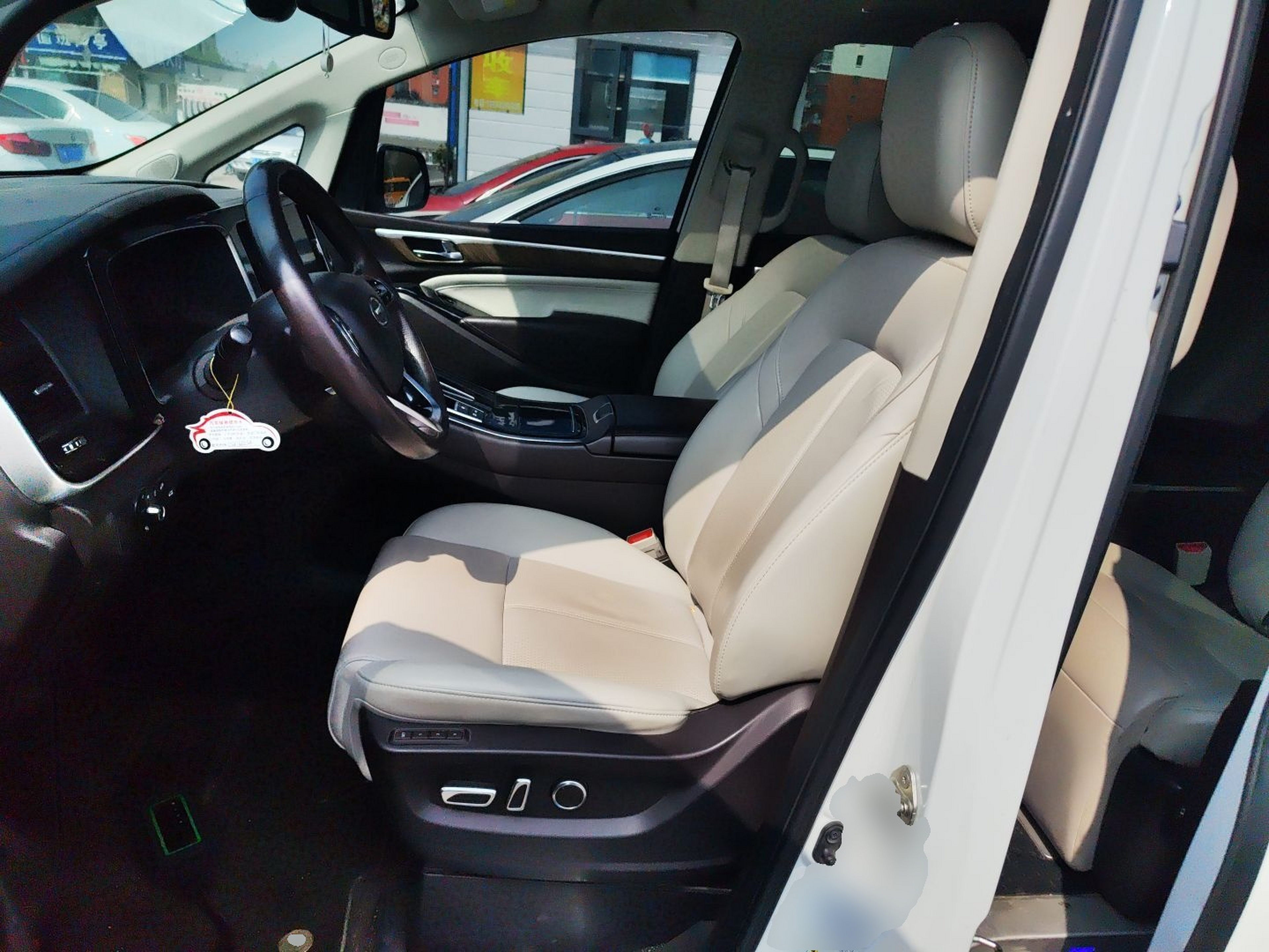 Переднее сиденье в автомобиле