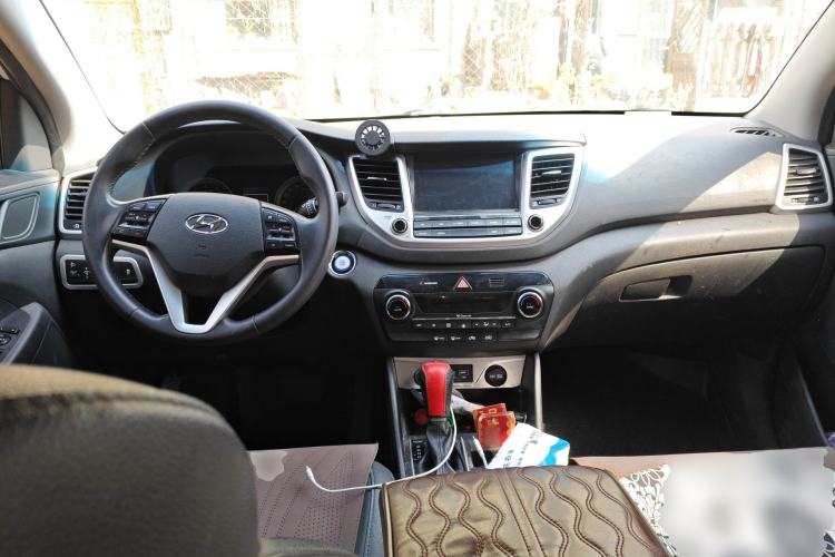 Used Hyundai Tucson 2015 1.6T Dual-Clutch Two-Wheel-Drive Smart Model Center Console