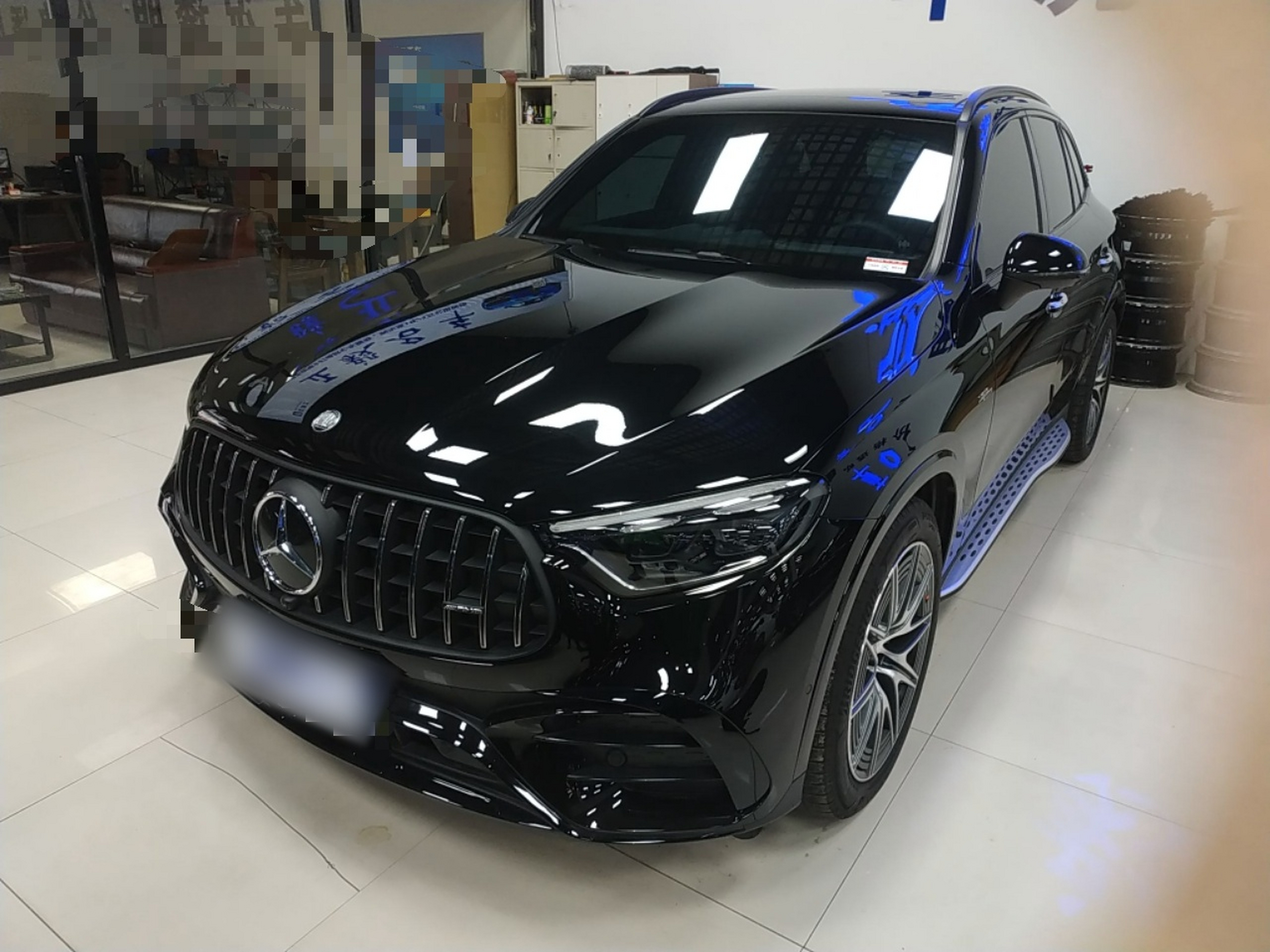 Под передней частью автомобиля