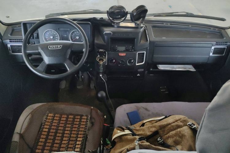 Used Iveco Daily 2021 2.5T A35 M1 Passenger Van 5-9 Seater Short Wheelbase Mid-Roof Design Dual Tires Manual Doors