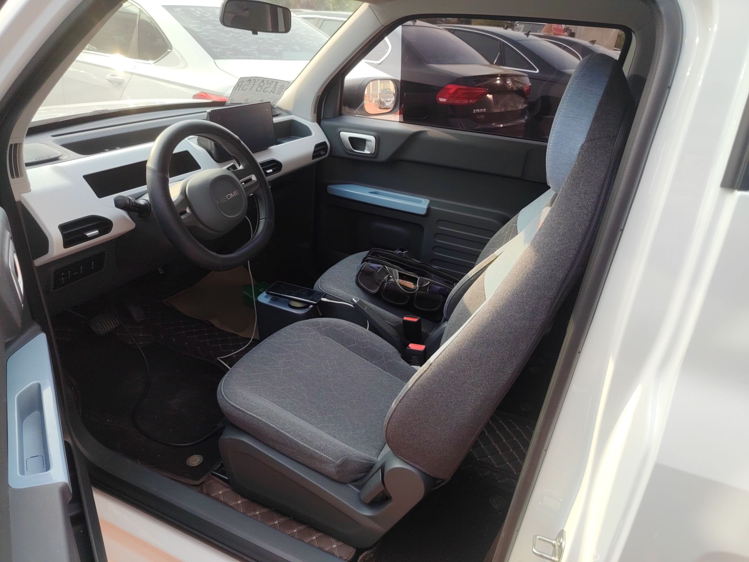 Переднее сиденье в автомобиле