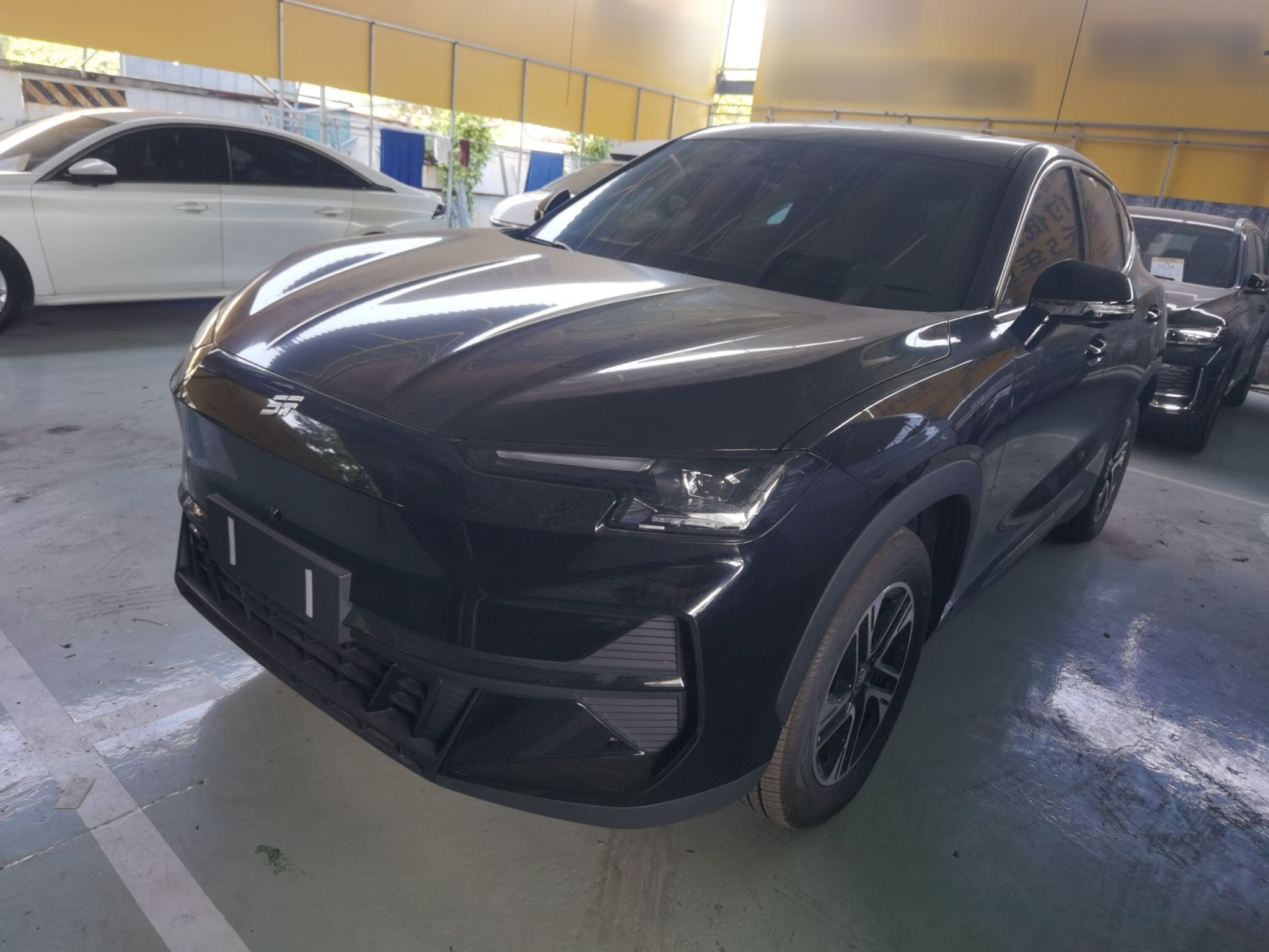 Под передней частью автомобиля