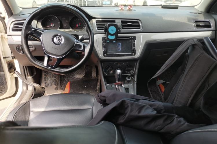 Used Volkswagen Lavida 2015 1.6L Automatic Comfort Edition Center Console