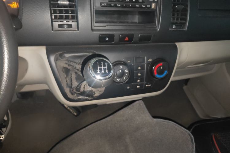 Used Jinbei Hiace 2014 2.0L Luxury Version V19
