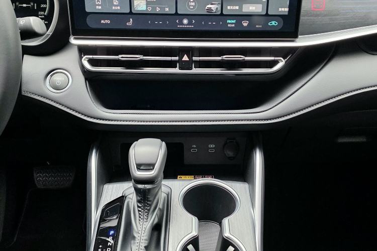 Used Toyota Crown Kluger 2026 Model 2.5L HEV All-Wheel-Drive Prestige Edition Audio And AC Panel