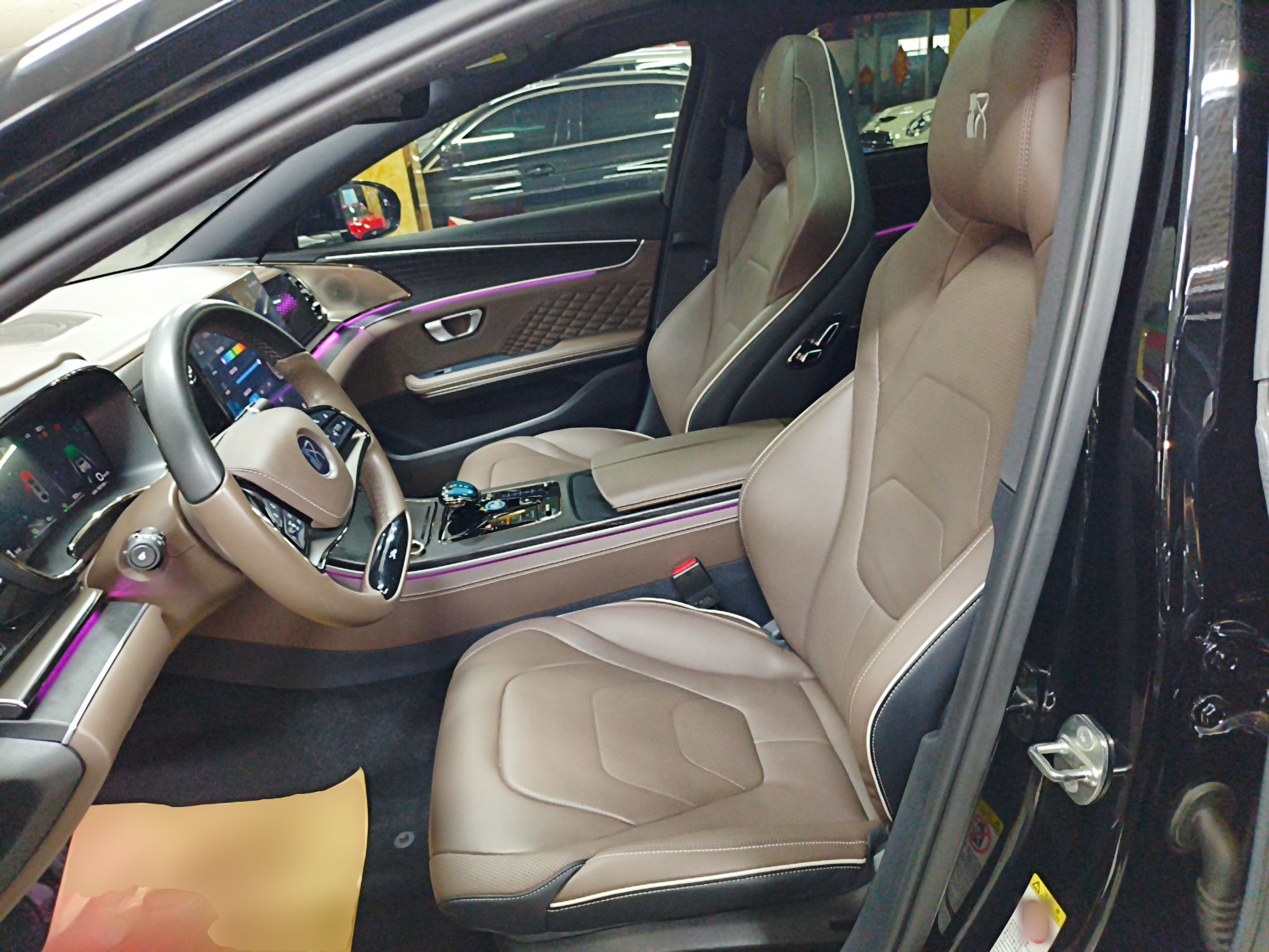 المقاعد الأمامية داخل السيارة