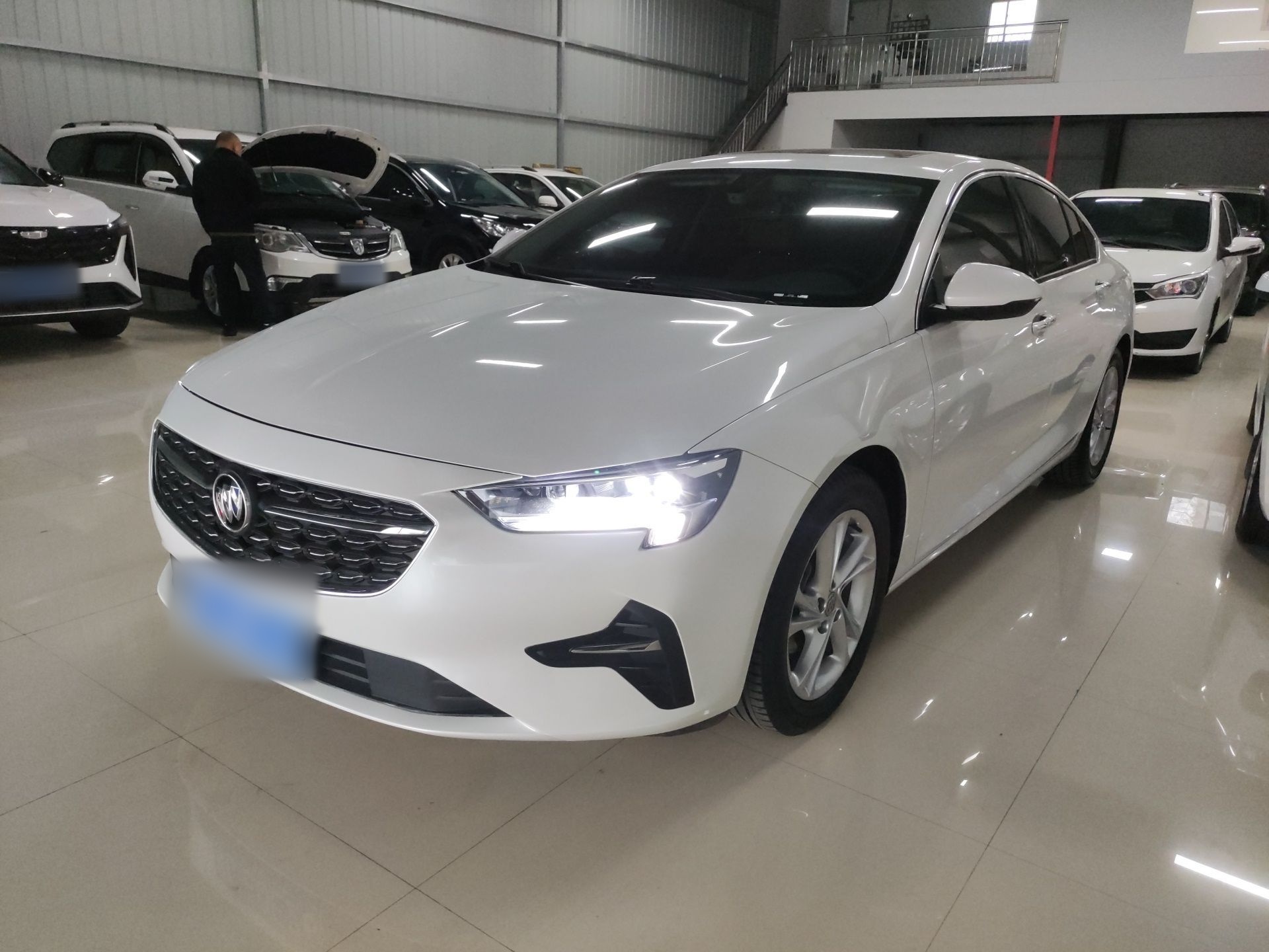 تحت مقدمة السيارة