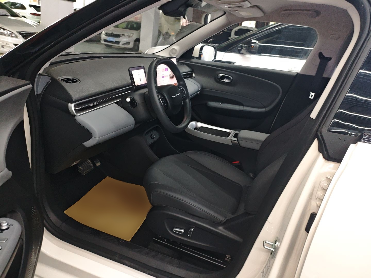 المقاعد الأمامية داخل السيارة