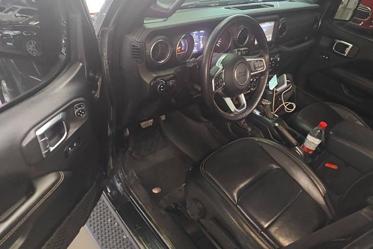 Used Jeep Wrangler 2019 2.0T Sahara Four-Door Brilliant Top Version China VI Emission Standard