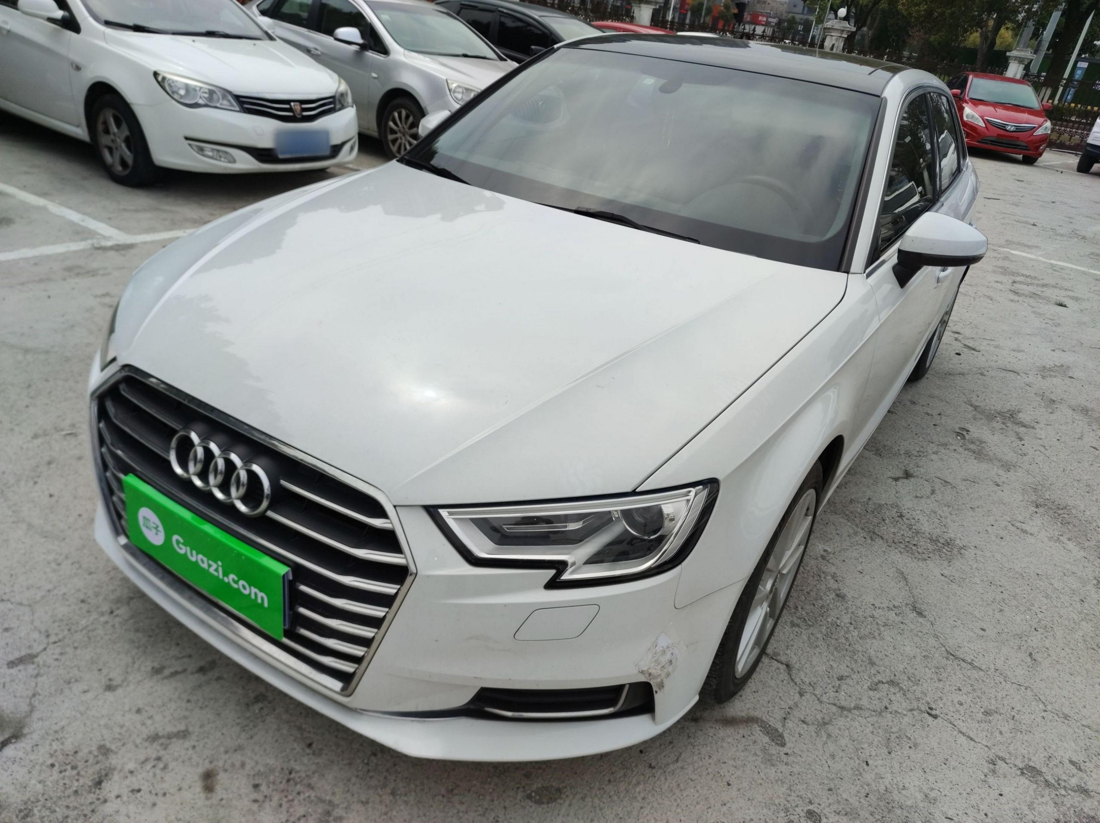 Под передней частью автомобиля