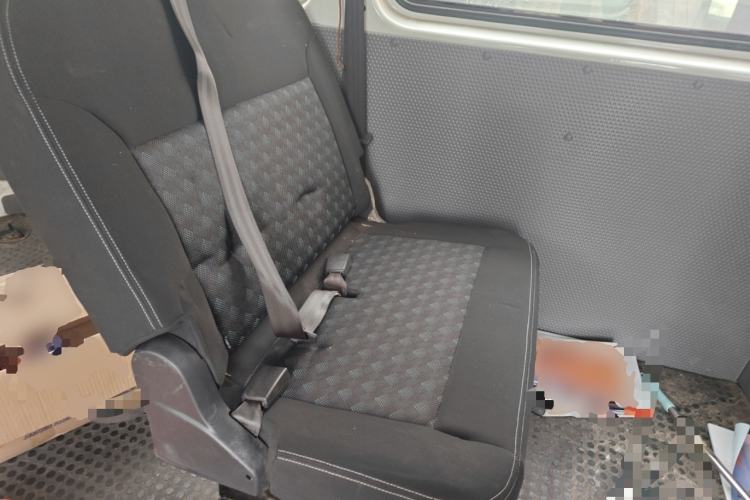 Used SAIC MAXUS Xintu V80 2019 2.5T Classic Edition 6-Speed Manual – Aoyuntong Short Wheelbase Mid-Height Design 5/6 Seats Left Rear Seat