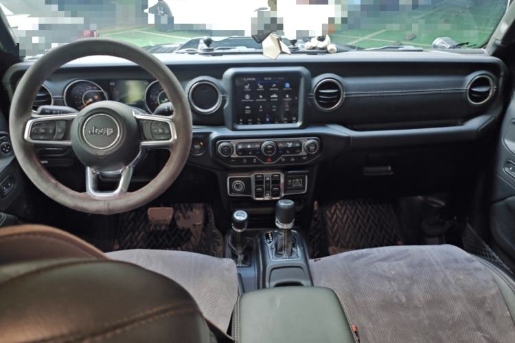 Used Jeep Gladiator 2022 3.6L Pioneer Edition Center Console