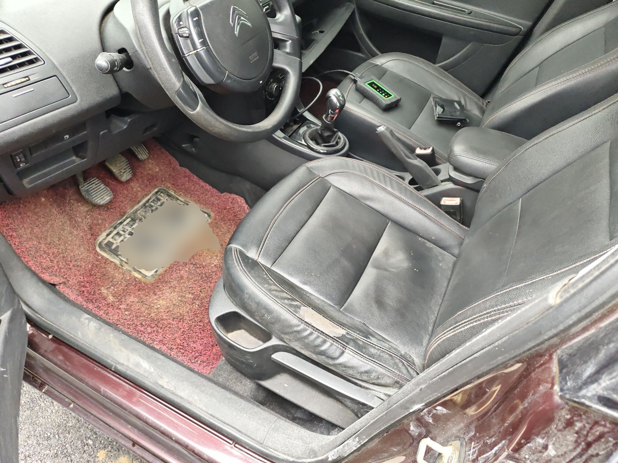 المقاعد الأمامية داخل السيارة