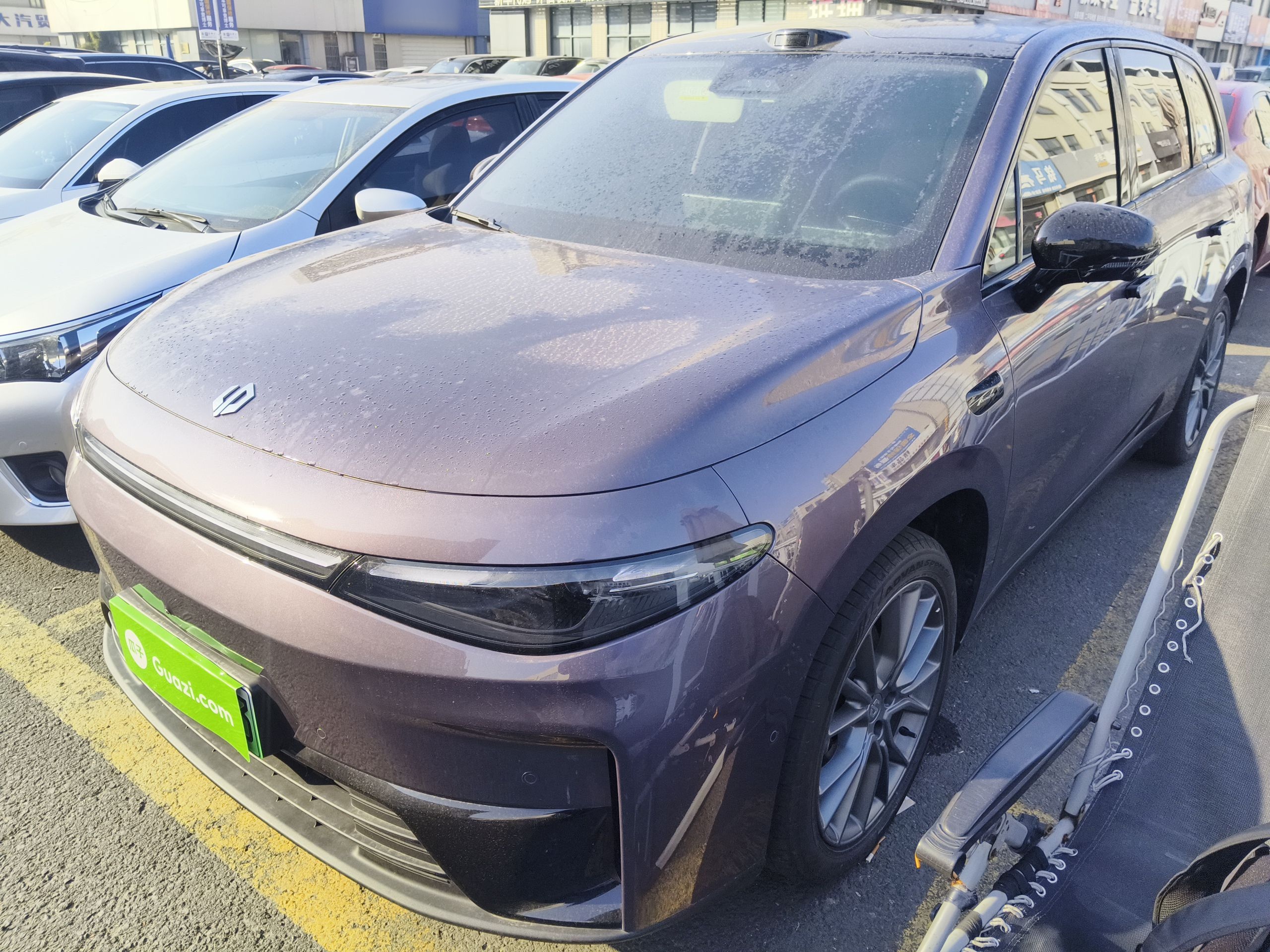 Под передней частью автомобиля