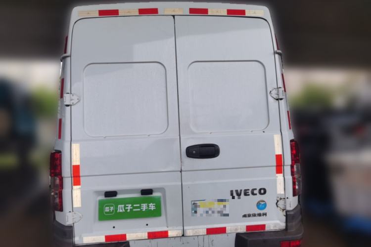 Used Iveco Daily 2021 2.8T V35 VAN厢式 van 3-seater short wheelbase mid-roof design single-tire side-hinged door
