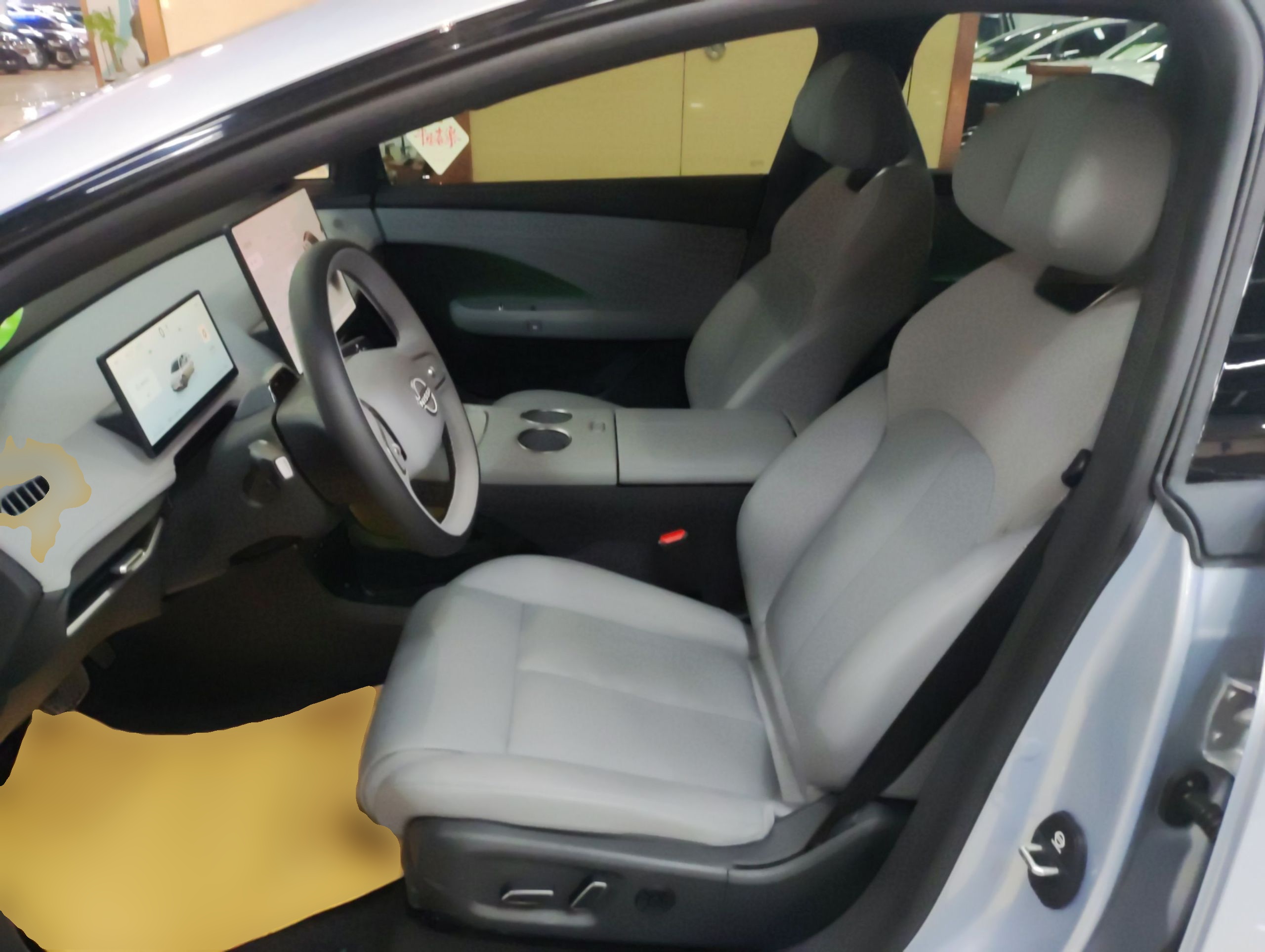 المقاعد الأمامية داخل السيارة