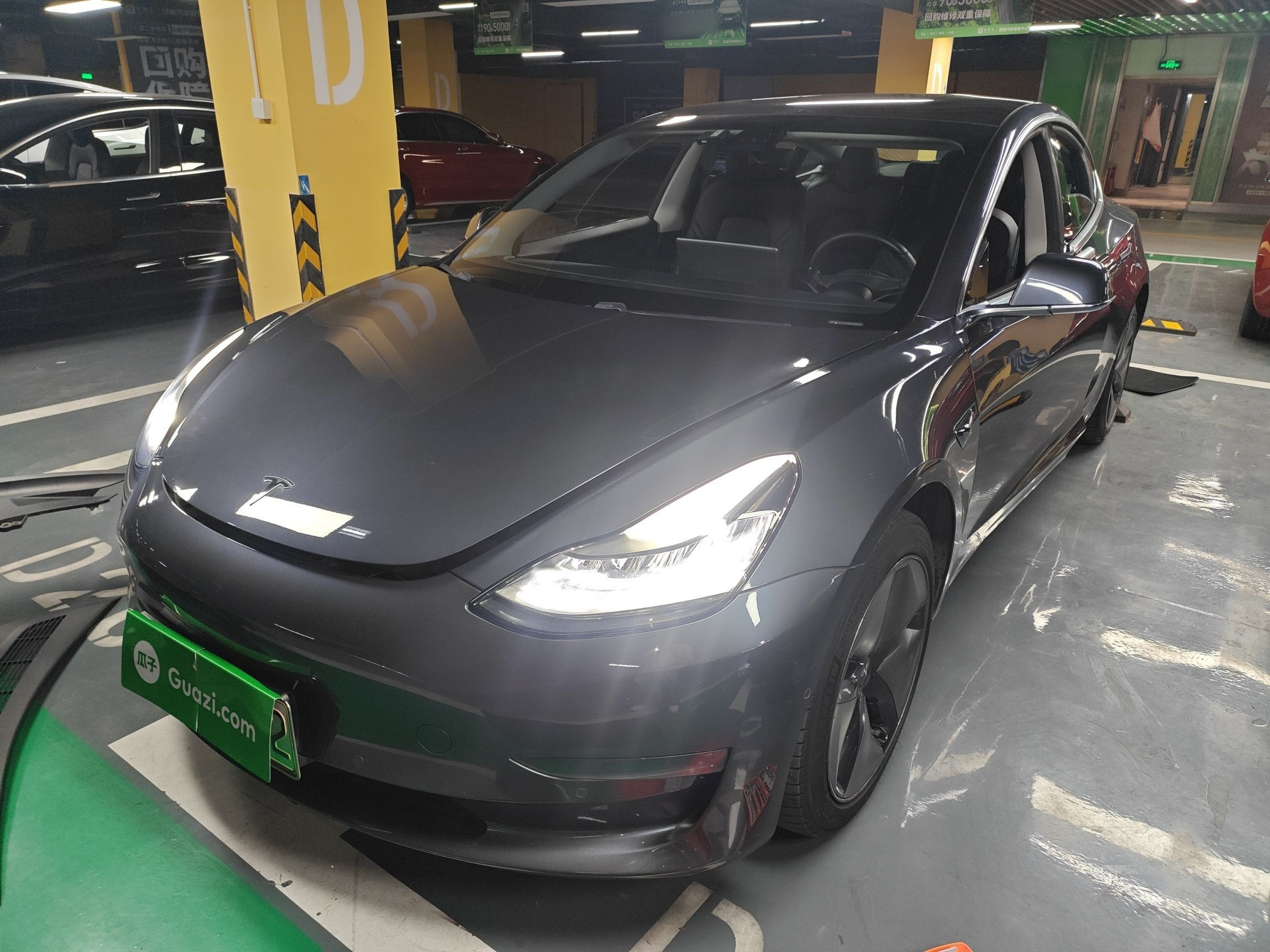 Под передней частью автомобиля