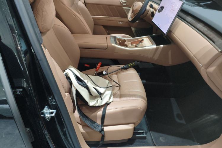 Used ONVO Luxeed L90 2025 Model—Max Six-Seater Version Right Front Seat