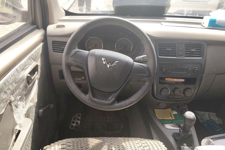 Used Wuling Hongguang 2015 1.5L S Basic Version China V Standard Steering Wheel