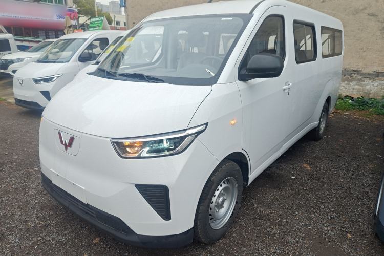 Used Wuling Yangguang 2024 300KM Comfort Version Passenger Van 75kW