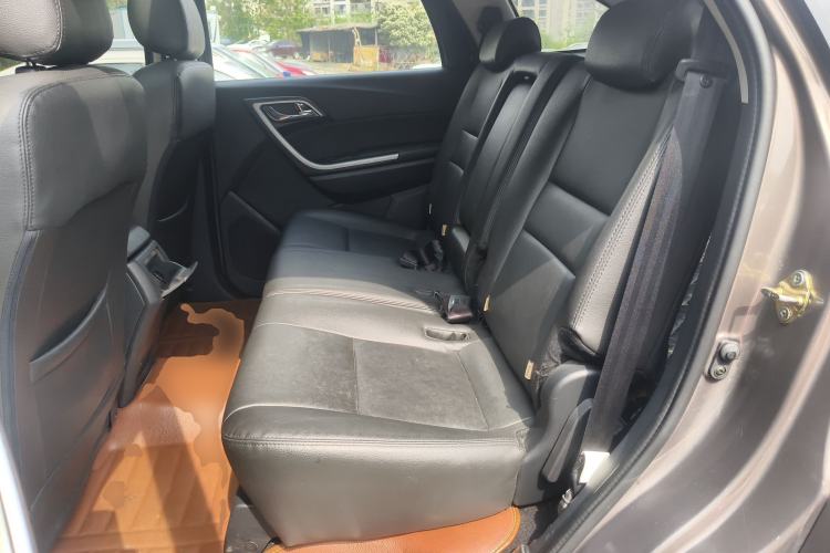 Used JMC Yusheng S350 2014 2.4T Automatic 2WD Diesel Luxury Version with Sunroof 5 Seats
