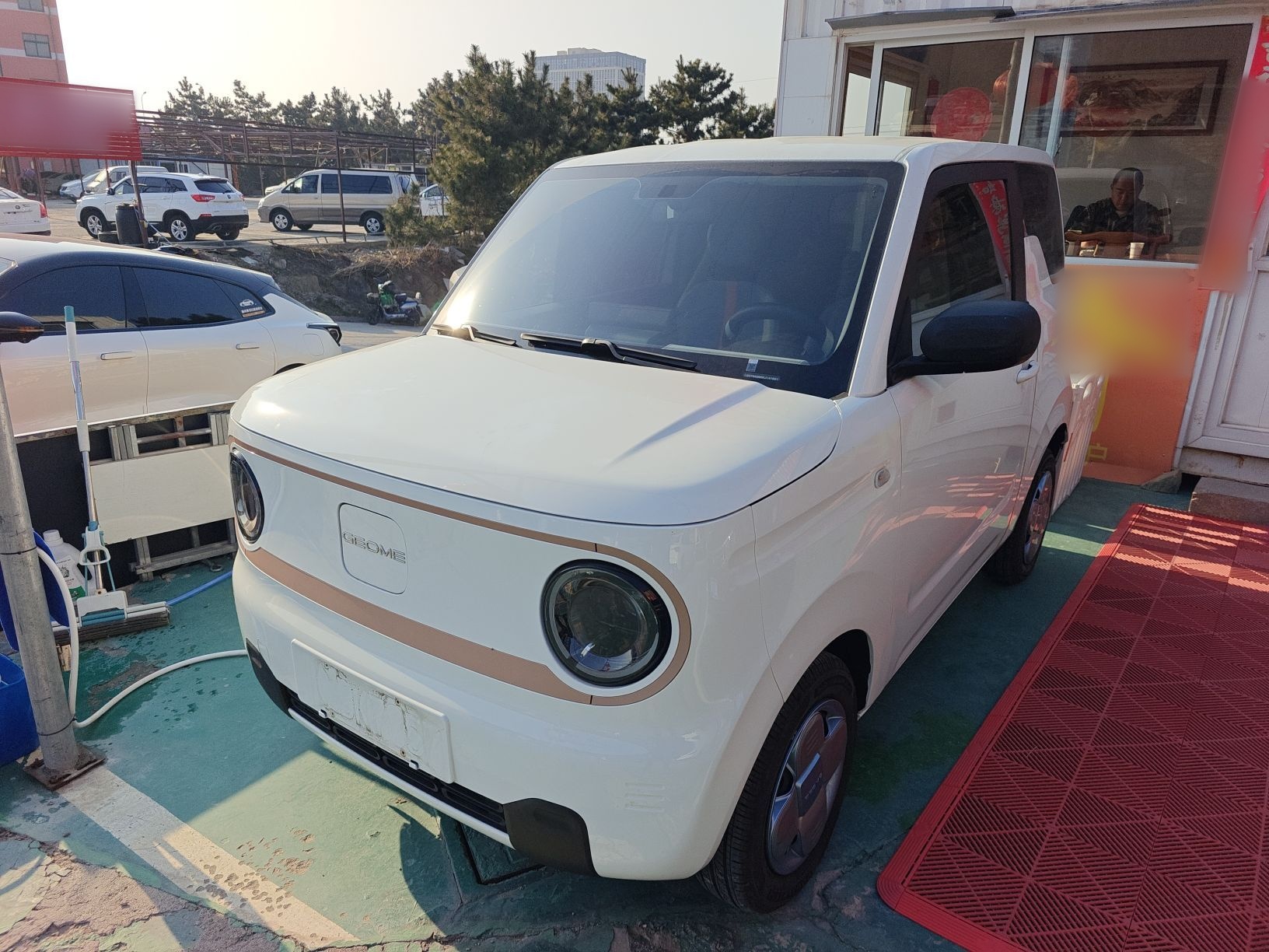 تحت مقدمة السيارة