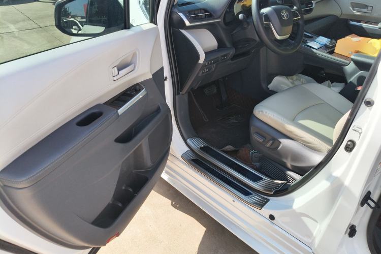 Used Toyota SIENNA 2023 2.5L Hybrid Comfort Edition Driver Seat