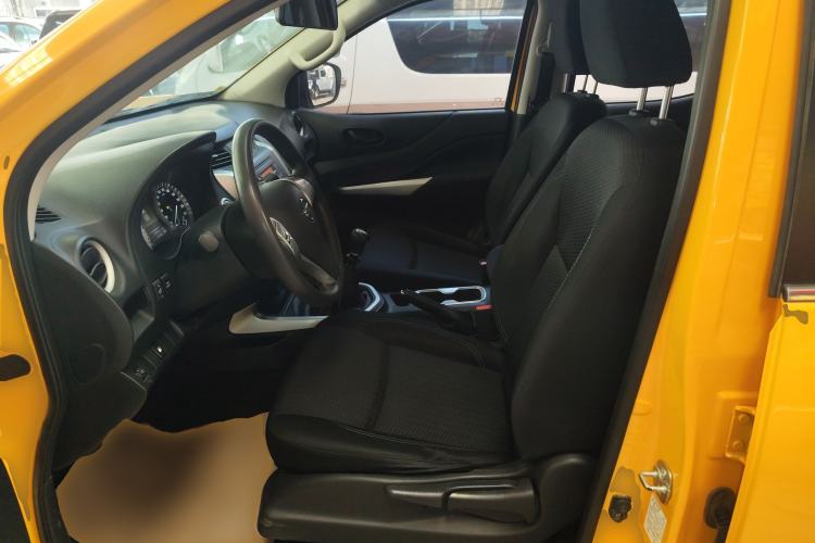 Used Nissan Navara 2021 2.5L Facelift Manual Transmission 4x4 Comfort Version QR25
