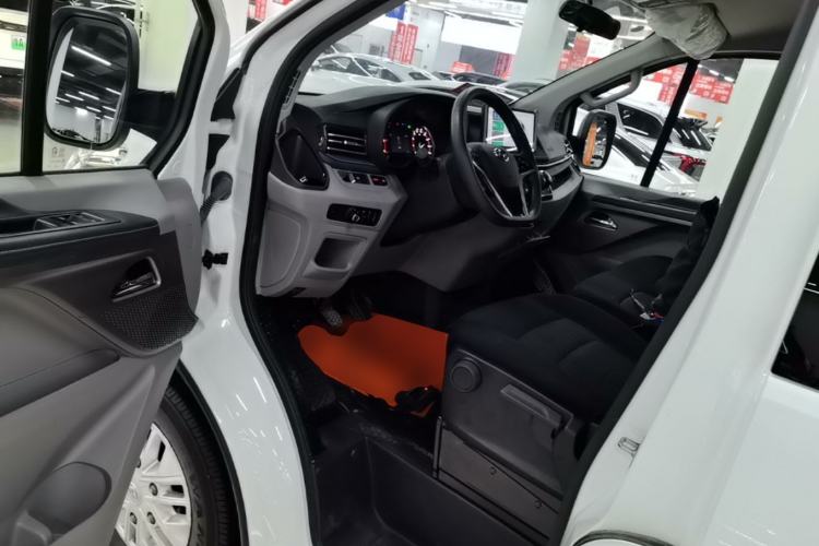 Used SAIC MAXUS Xintu V70 2023 2.0T Elite Edition Manual Transmission Short Wheelbase Low Roof 5/6 Seats (125 hp) Left Front Seat