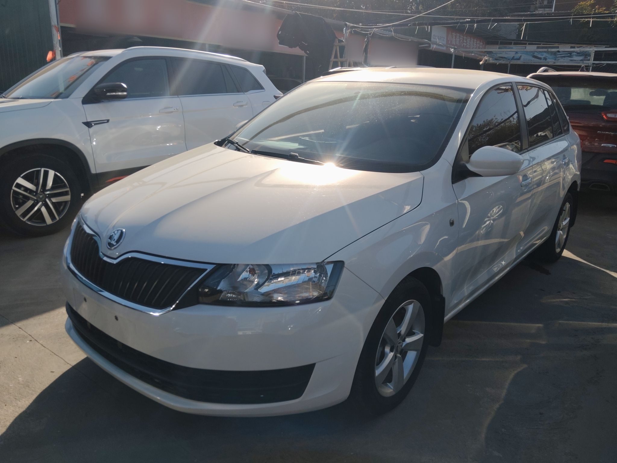 تحت مقدمة السيارة