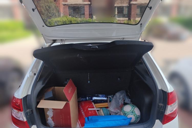 Used Skoda Rapid Spaceback 2016 Revised Version 1.6L Automatic Front-Drive Edition Trunk