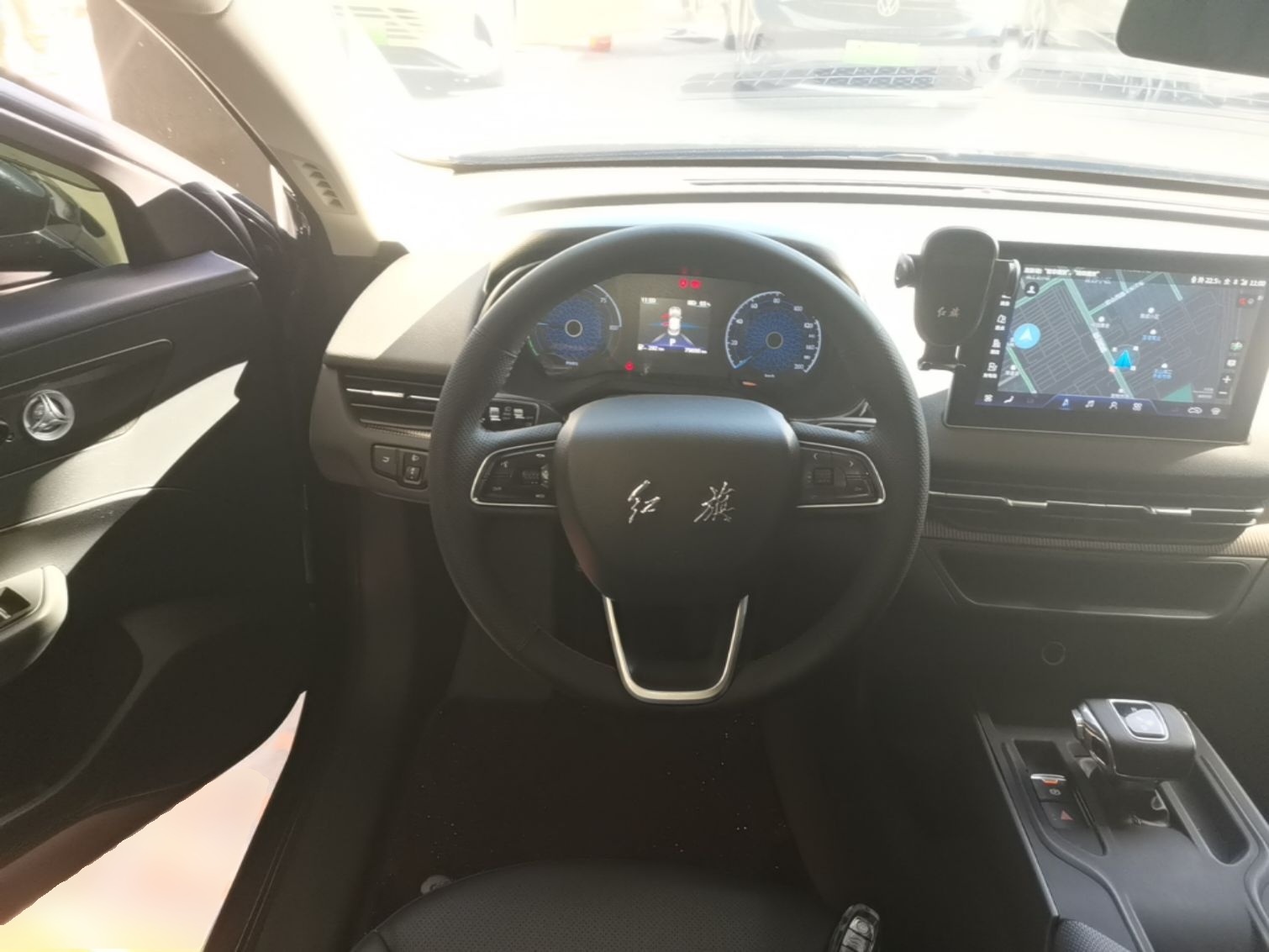 Hongqi E-QM5 2022 431 km Charge & Enjoy Edition — снимка 13