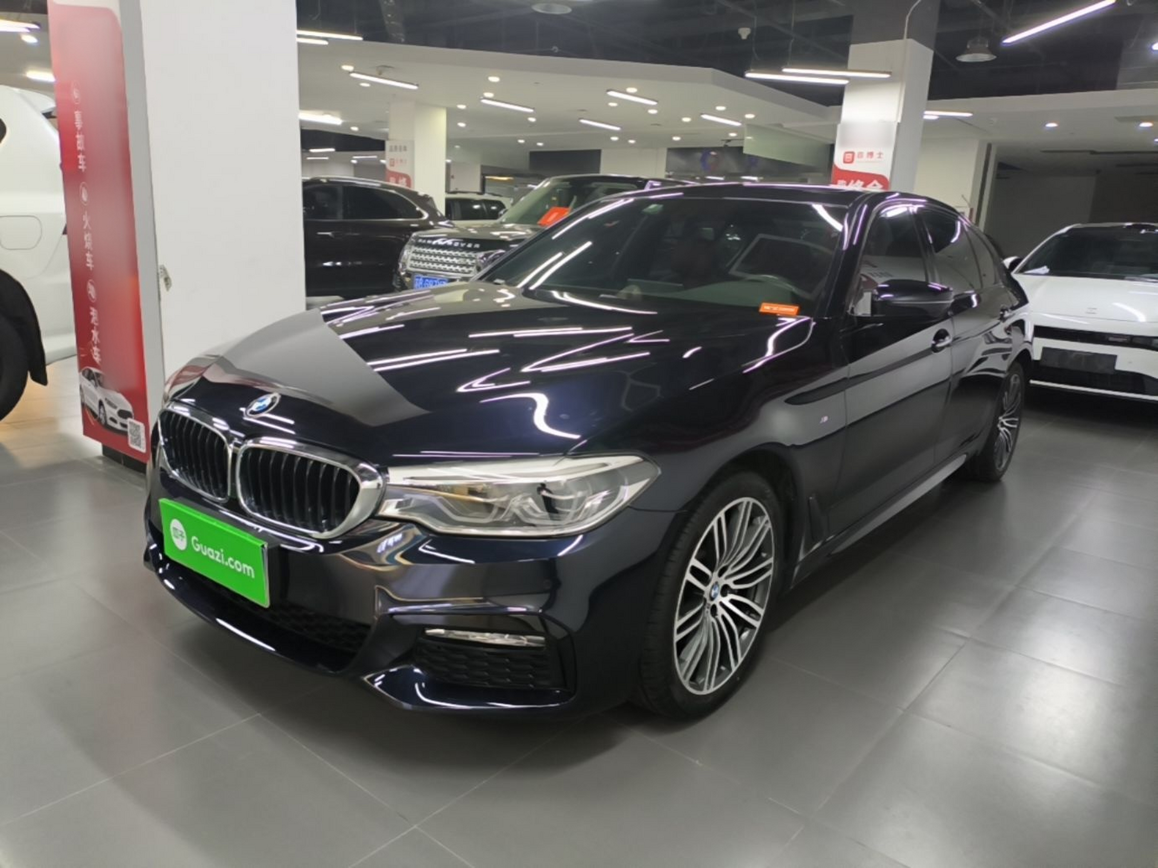 Unter der Vorderseite des Autos