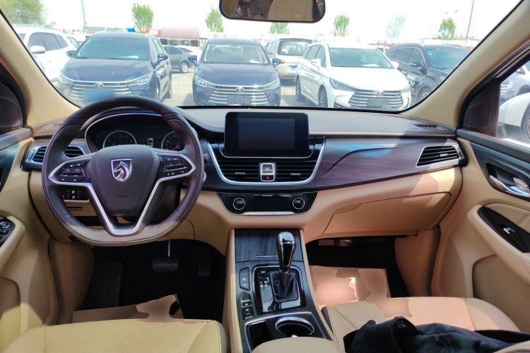 Used Baojun 730 2017 1.8L iAMT Prestige Version 7 Seats Center Console