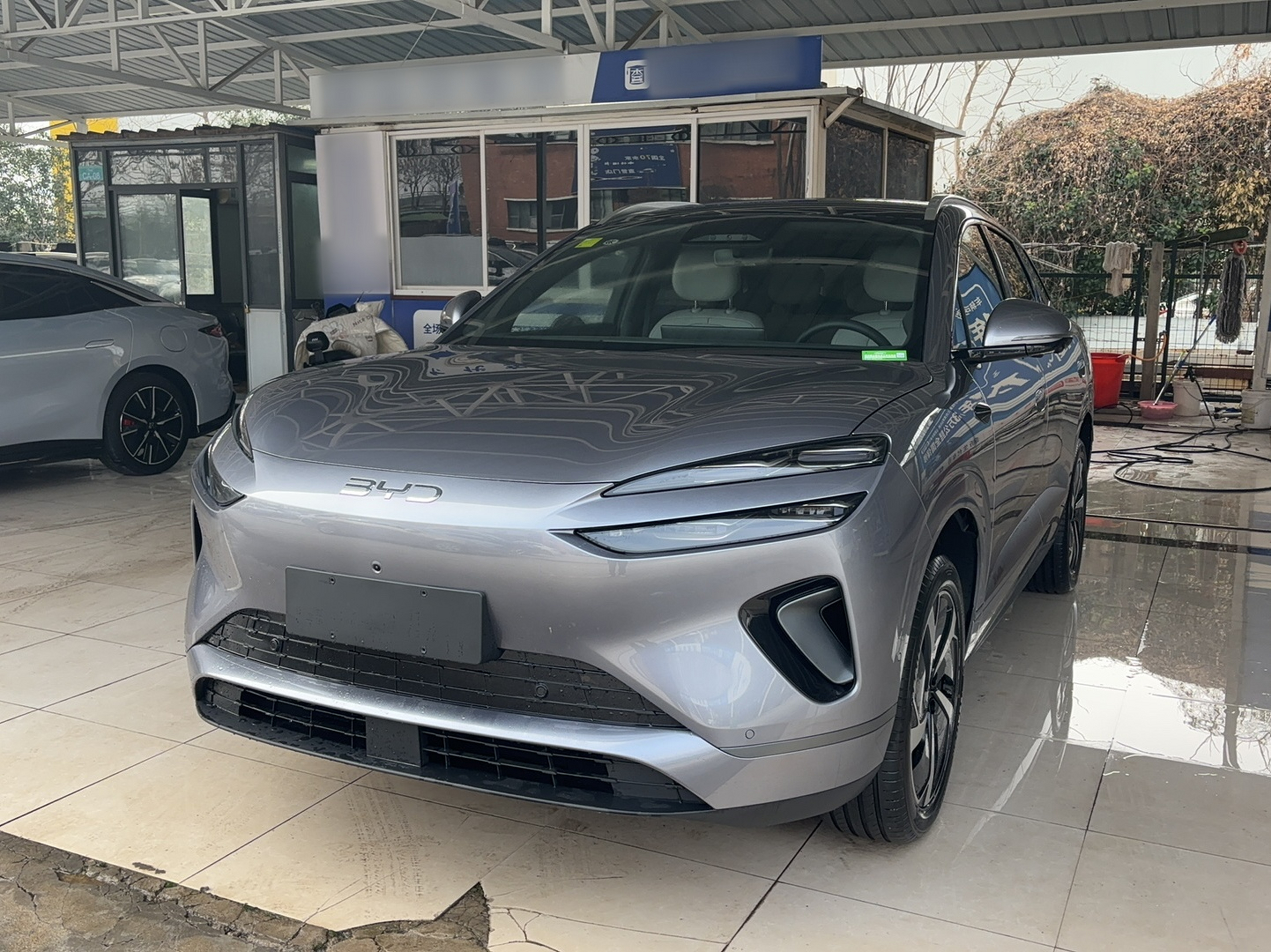 Под передней частью автомобиля