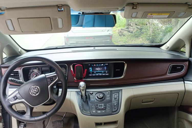 Used Buick GL8 2018 28T Luxury Model China VI Standard Center Console