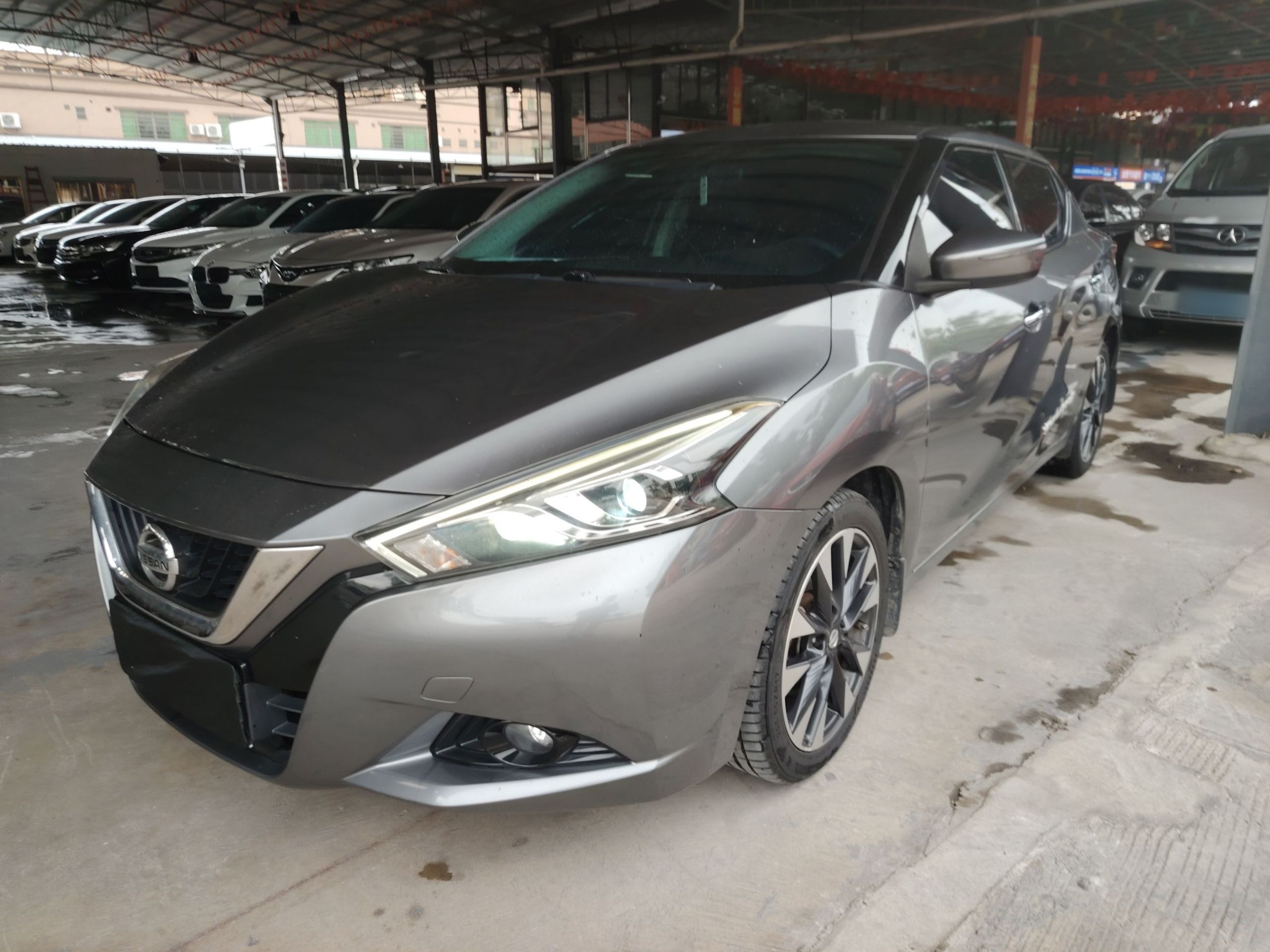 تحت مقدمة السيارة