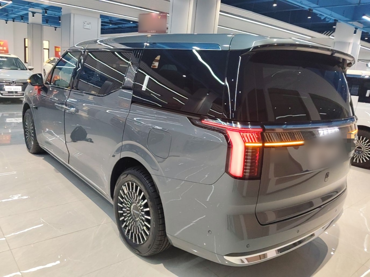 Zeekr 009 2024 Six-Seat Executive Version 4WD 108 kWh — снимка 13