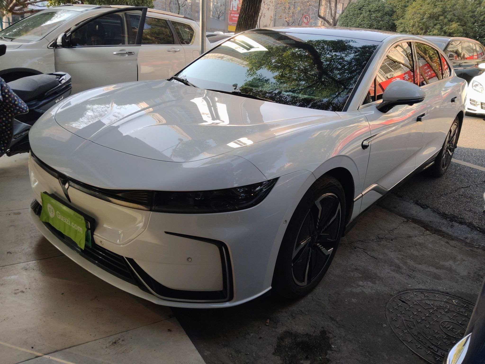 Под передней частью автомобиля