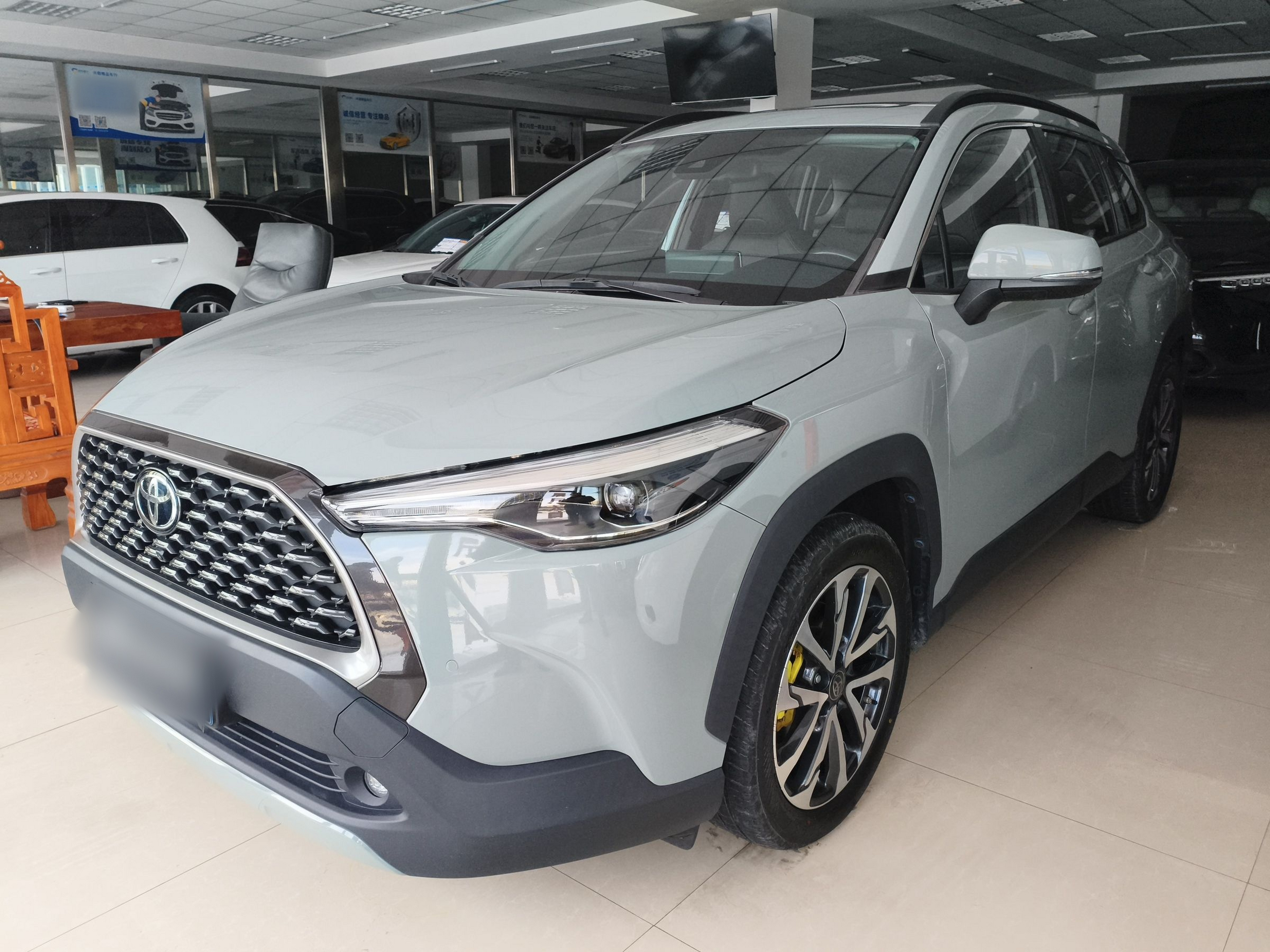 Под передней частью автомобиля