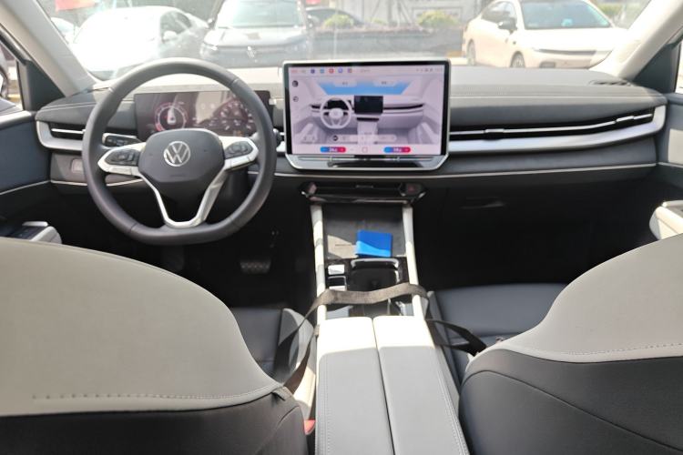 Used Volkswagen Sagitar 2026 Model L 300TSI DSG Luxury Version Center Console