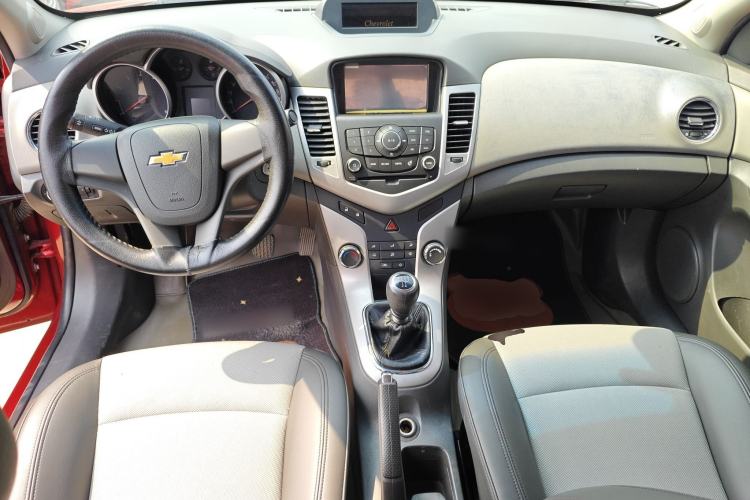 Used Chevrolet Cruze 2012 1.6L SL MT Center Console