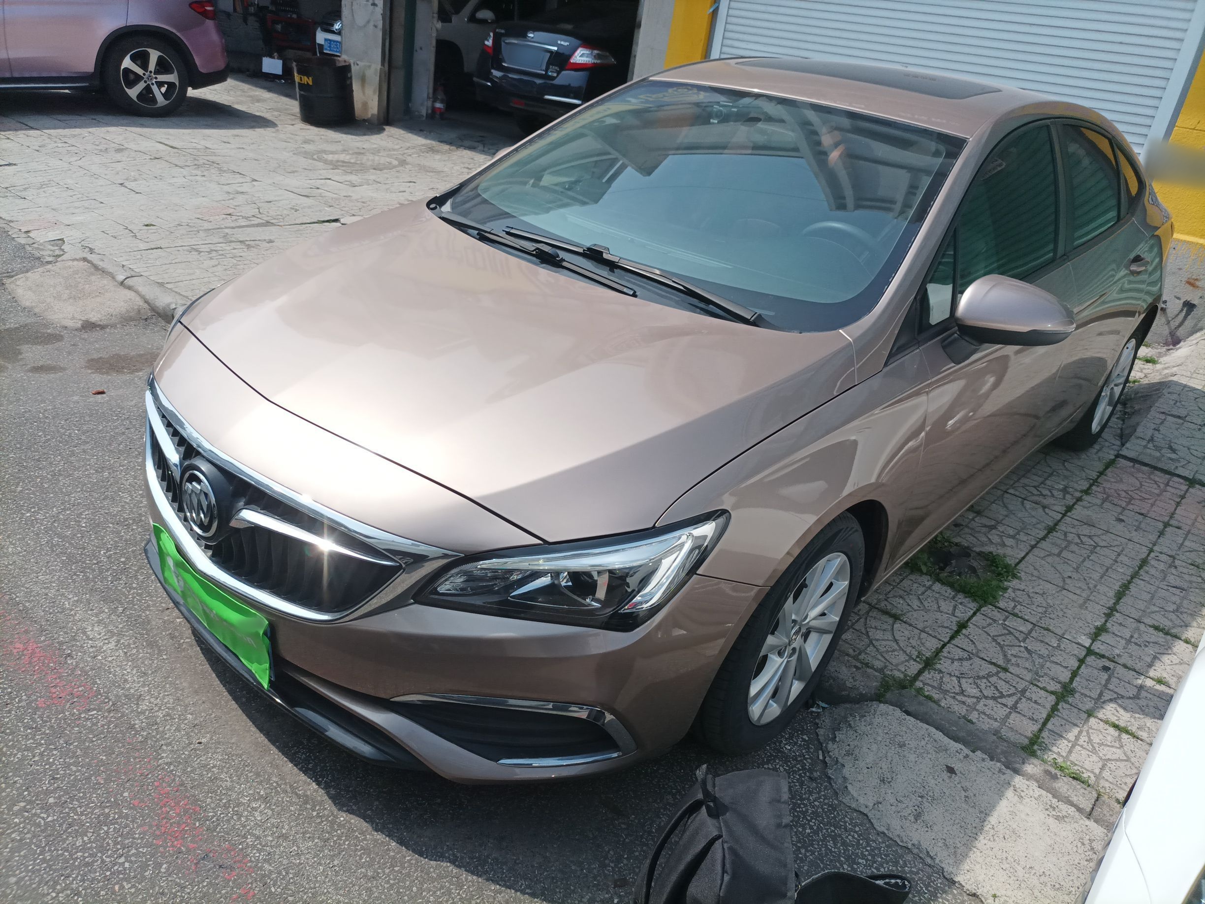 تحت مقدمة السيارة