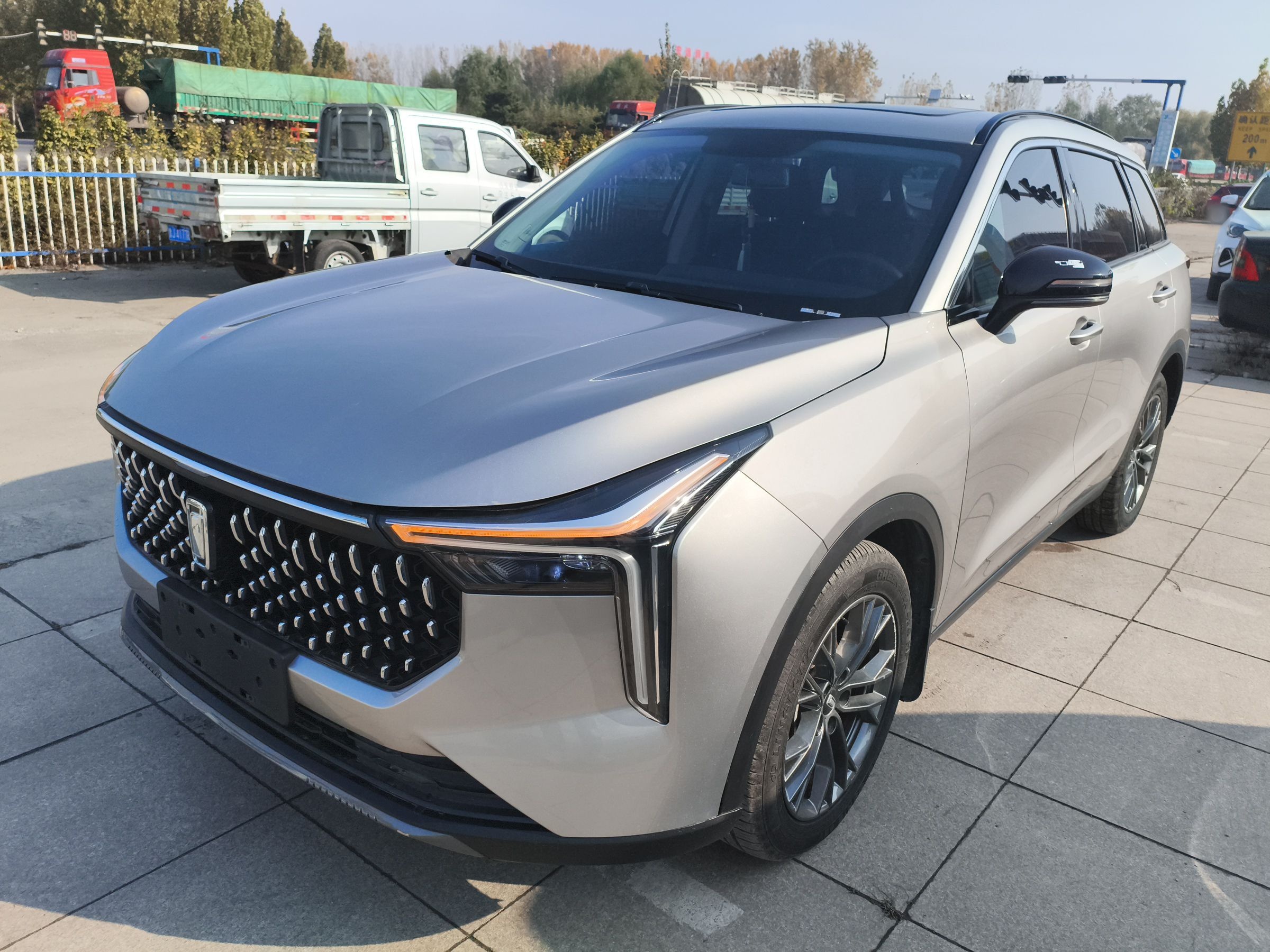 تحت مقدمة السيارة