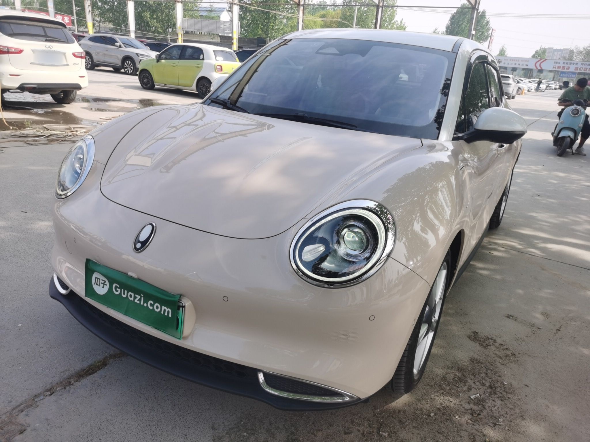 Под передней частью автомобиля