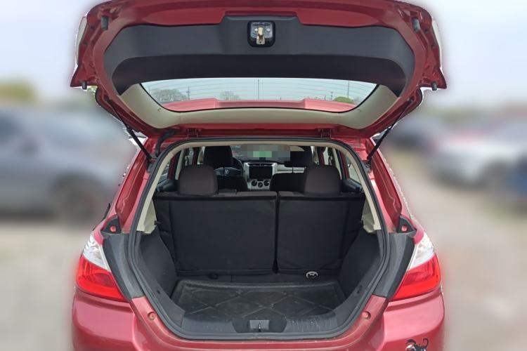 Used Venucia R50 2015 1.6L Automatic Fashion Edition Trunk