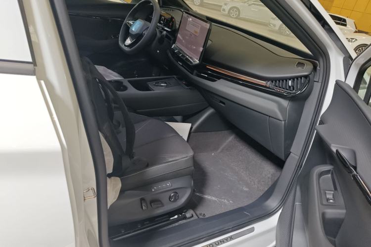 Used Volkswagen ID.UNYX 2024 Revised Pro Long-Range Version Right Front Seat