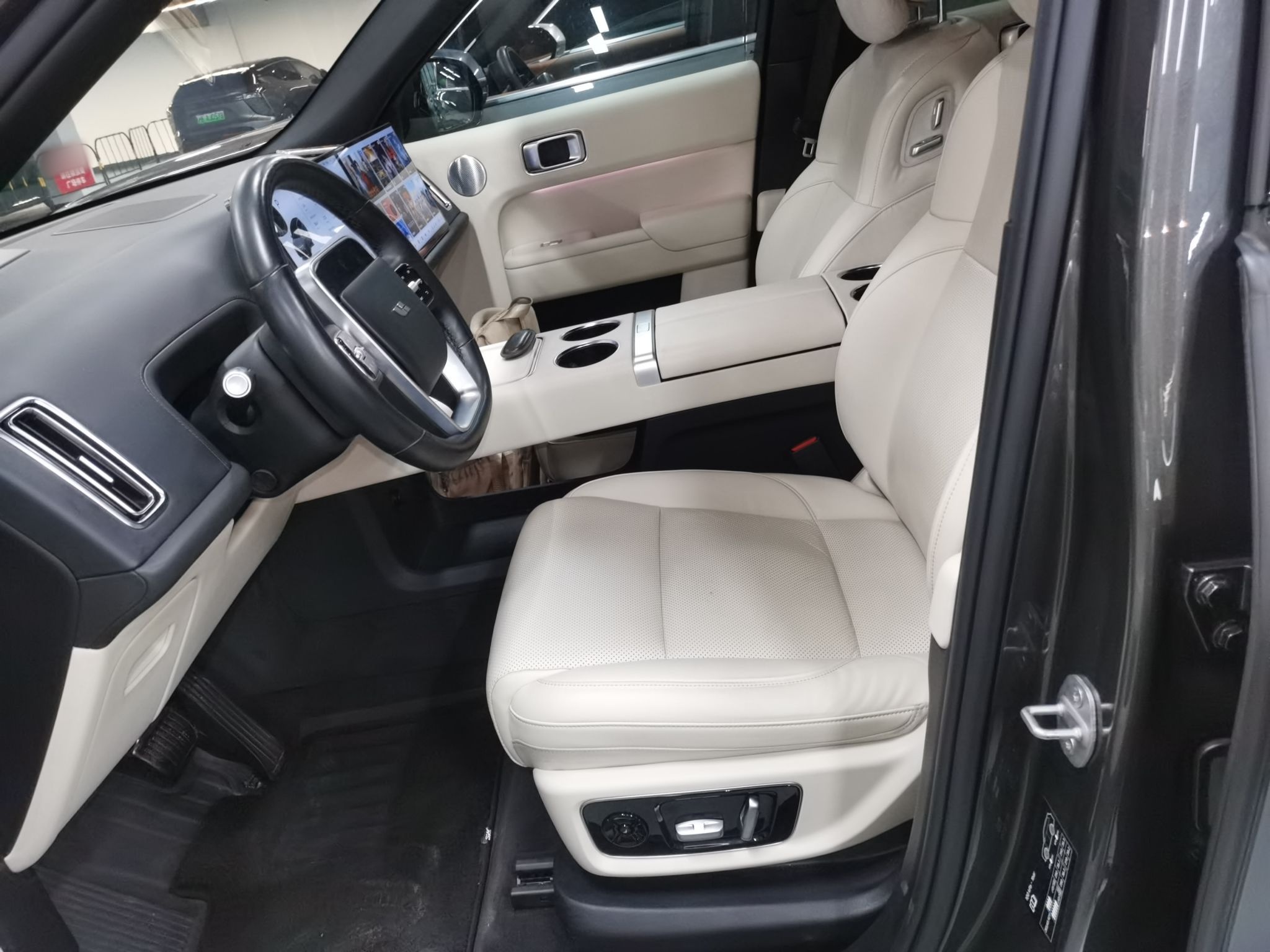 Переднее сиденье в автомобиле